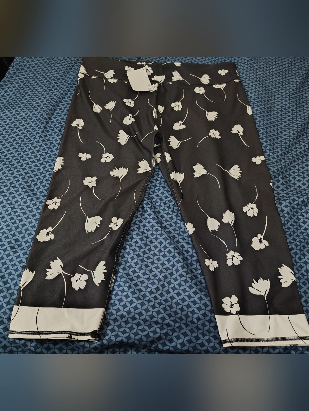 New with tags Fabletics 3X Capri Leggings – Black & White Floral Print